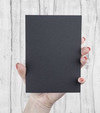 Siyah kitapçık tutan bir kadın