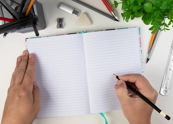 Menschliche Hand mit Bleistift — Stockfoto