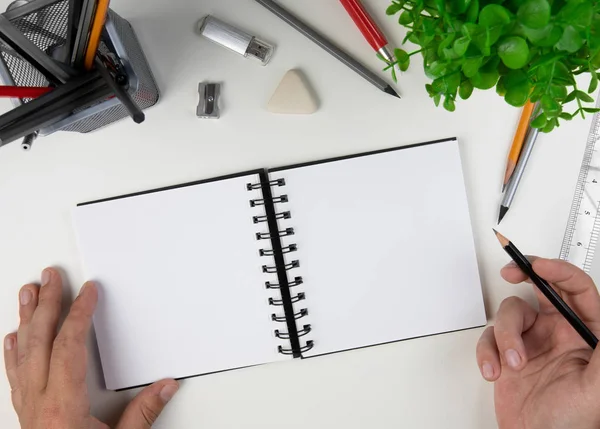 Menschliche Hand mit Bleistift — Stockfoto