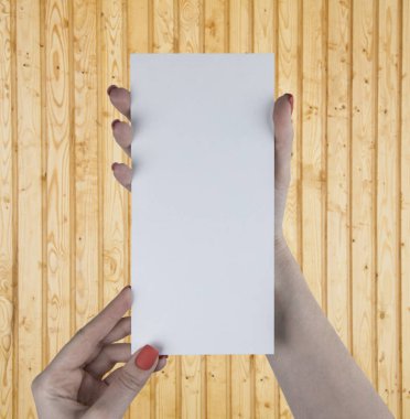 Beyaz kitapçık tutan bir kadın