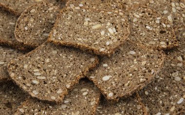 Yığılmış kahverengi ekmek dilimleri