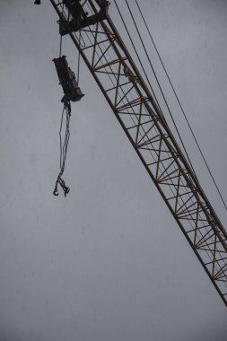 İnşaat vinci ve bina