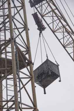 İnşaat vinci ve bina