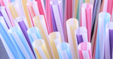 Plastik renkli kokteyl pipetlerinin rotasyonu
