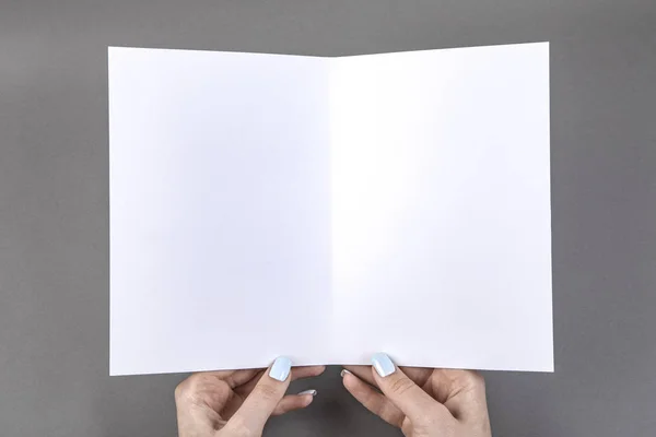 Žena držící bílou brožurku — Stock fotografie