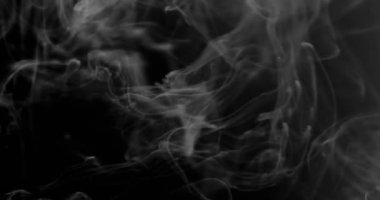 Sigara arkaplanı. Beyaz duman siyah arkaplan üzerinde uzayda yüzüyor
