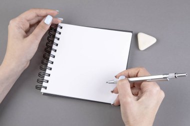 kadın eli kalem ile 