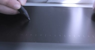 Kalemle dijital tablette el çiziminin yakın çekim