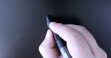 Kalemle dijital tablette el çiziminin yakın çekim