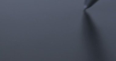 Kalemle dijital tablette el çiziminin yakın çekim