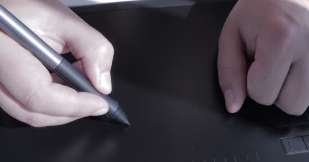 Gros Plan Dessin Main Sur Une Tablette Numérique Avec Crayon — Video