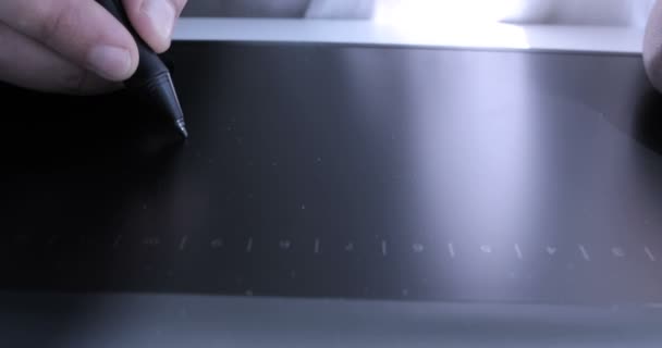 Gros Plan Dessin Main Sur Une Tablette Numérique Avec Crayon — Video
