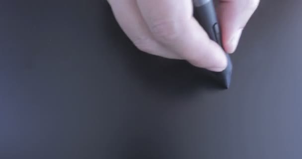 Close Van Handtekening Een Digitale Tablet Met Potlood — Stockvideo