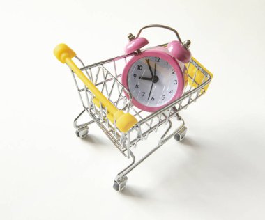 Beyaz arka plan üzerinde alışveriş sepetleri