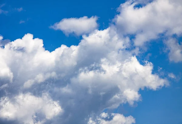 空の背景を持つ美しい雲 — ストック写真
