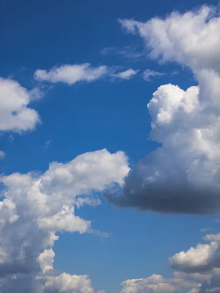 空の背景を持つ美しい雲 — ストック写真