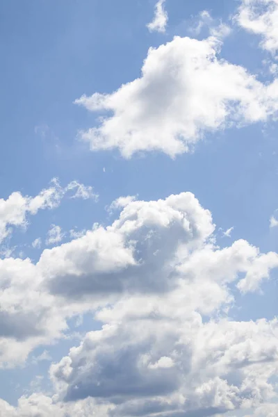 Όμορφα σύννεφα με φόντο τον ουρανό — Φωτογραφία Αρχείου