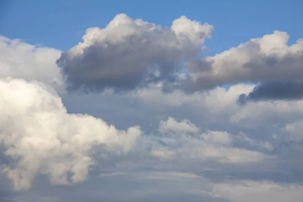 空の背景を持つ美しい雲 — ストック写真