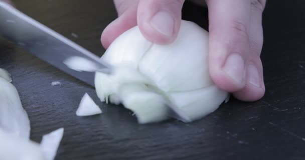 Chef Apróra Vágott Hagymát Egy Fekete Asztal — Stock videók