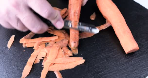 厨师在黑桌子上切碎胡萝卜 — 图库视频影像