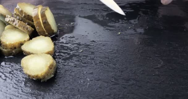 Şef Siyah Bir Masada Salatalık Turşusu Doğranmış — Stok video