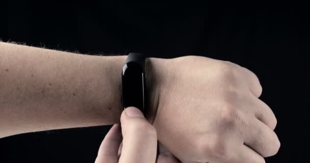 Hombre Que Usa Relojes Inteligentes — Vídeo de stock