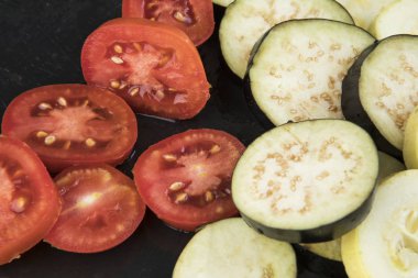 Salatalık ve domates dilimleri