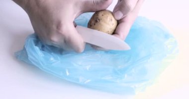 Mutfak bıçağıyla patates soyatan bir adamın elleri