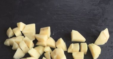 Bir adamın elleri patatesleri mutfak bıçağıyla doğra