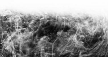 Sigara arkaplanı. Beyaz duman siyah arkaplan üzerinde uzayda yüzüyor