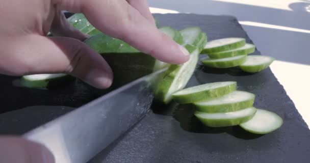 Chef Pepino Picado Uma Mesa Preta — Vídeo de Stock