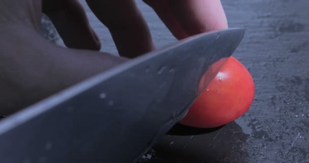 Chef Gehakte Tomaat Een Zwarte Tafel — Stockvideo