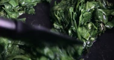 Kızartma tavasında ıspanak.