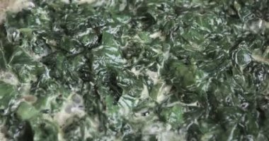 Kızartma tavasında ıspanak.