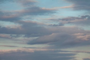 Gökyüzü arkaplanlı güzel bulutlar. Doğa havası, bulut gökyüzü