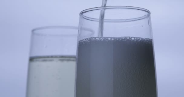 Soda Nahaufnahme Ins Glas Gießen — Stockvideo
