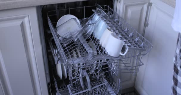 Φόρτωση Του Αυτόματου Πλυντηρίου Πιάτων Βρώμικα Πιάτα — Αρχείο Βίντεο