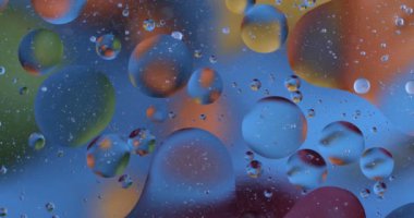 Hareket eden oksijen kabarcıkları bir sıvının içinde. Makrodaki suyun güzel yapısı doğal bir arka plan.