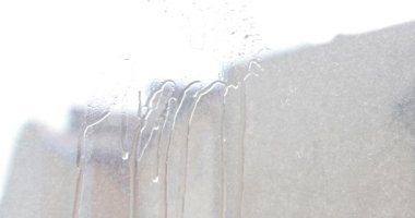 El silecekleri dışarıdan kirli bir pencereyle temizliyor.