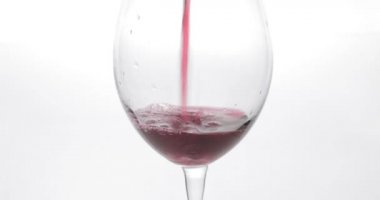 Kırmızı şarabı bardağa dolduruyorum.