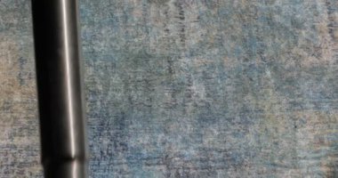 Halıyı temizleyen elektrikli süpürge.