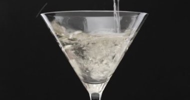 Martini Kokteyli Dolduruldu Zeytinler eklendi