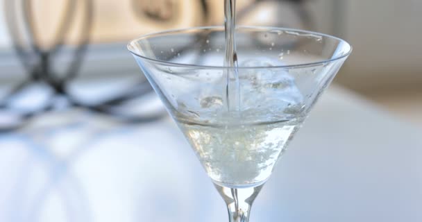 Martini Cocktail Hällde Och Oliver Tillade — Stockvideo