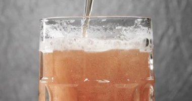 Bardakta köpüklü köpüklü bira.