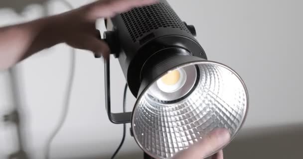 Homem Instalar Equipamento Iluminação Vídeo Estúdio — Vídeo de Stock