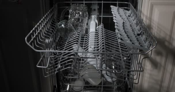 Carregando Máquina Lavar Louça Automática Com Pratos Sujos — Vídeo de Stock