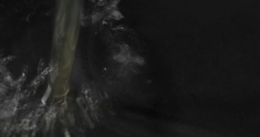 Tavada kızarmış yumurta. Kırık yumurta tavaya düşer.