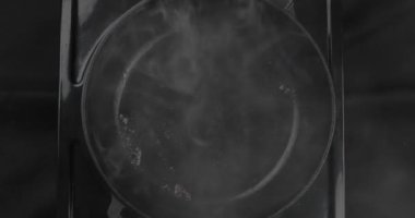 Bir ev aşçısı kahvaltı hazırlar. İki parça ekmek tereyağında cızırdıyor. Şef tost yapıyor.