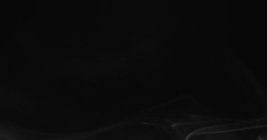 Beyaz duman siyah arkaplan üzerinde uzayda yüzüyor