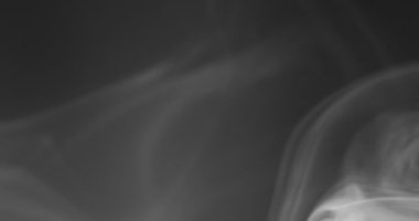 Beyaz duman siyah arkaplan üzerinde uzayda yüzüyor